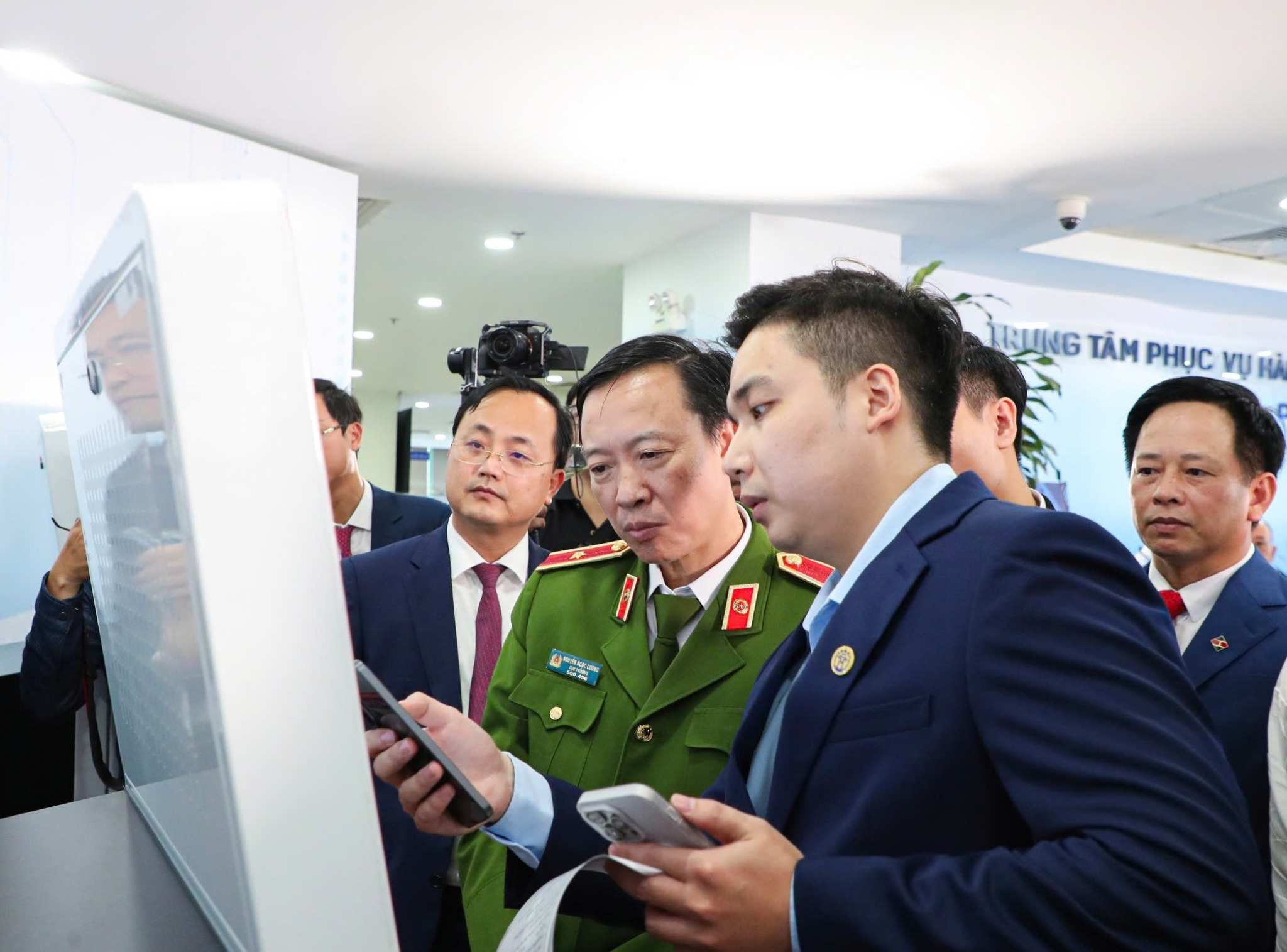 Dai bieu trai nghiem thuc te mo hinh Kiosk thong minh tai Trung tam Phuc vu hanh chinh cong thanh pho Ha Noi.