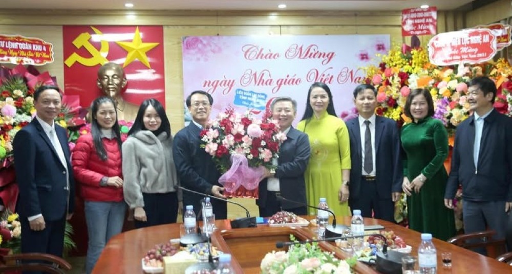 ゲアン省労働総同盟副委員長のグエン・チ・コン同志と代表団はゲアン教育訓練省を訪問し、祝意を表した。写真: ゲアン労働組合