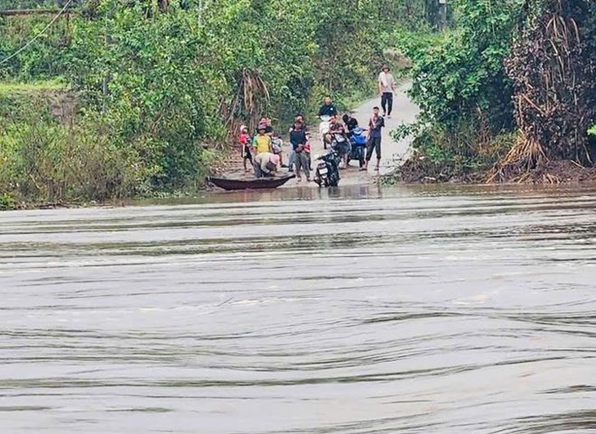 Nuoc song Ba dang cao o Gia Lai, ngam tran qua thon Mo Nang 2 ngap sau khien hang tram ho dan bi co lap. Anh: Mai Vu