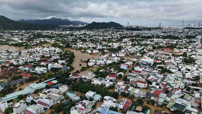 Nuoc song Dinh Ninh Hoa o Khanh Hoa vuot dinh lu lich su nam 1986, nhieu khu vuc o Khanh Hoa ngap sau trong nuoc lu. Anh: Huu Long