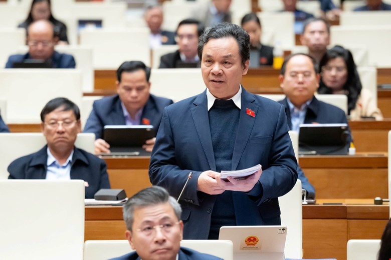 National Assembly delegate Hoang Van Cuong proposed assigning the Department of Education and Training to organize general teacher recruitment exams for all schools in the province to be more effective, fair and transparent. Photo: Quochoi.vn