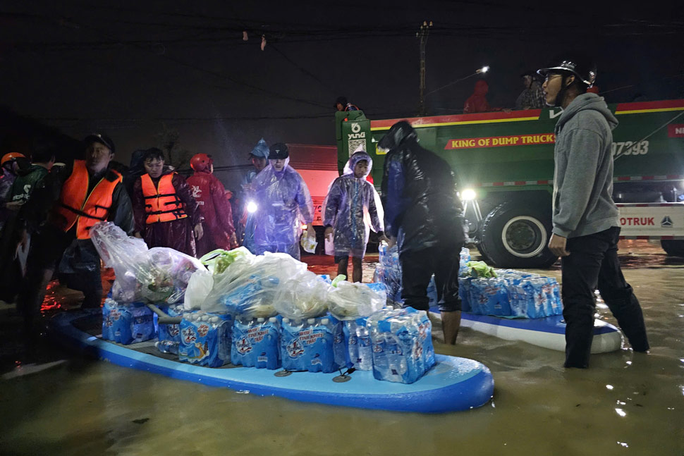 Cac doan cuu tro luong thuc, nuoc cho nguoi dan co lap. Anh: Hoai Phuong