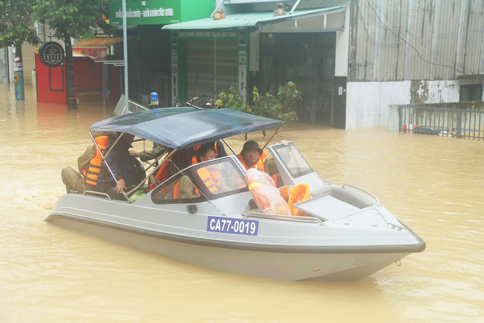 Chu tich UBND tinh Gia Lai Pham Anh Tuan den vung lu chi dao cuu ho. Anh: Gia Lai