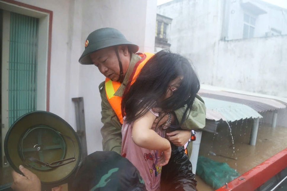 Bi thu Tinh uy Gia Lai Thai Dai Ngoc dam mua ung cuu dan mac ket do lu. Anh: Gia Lai