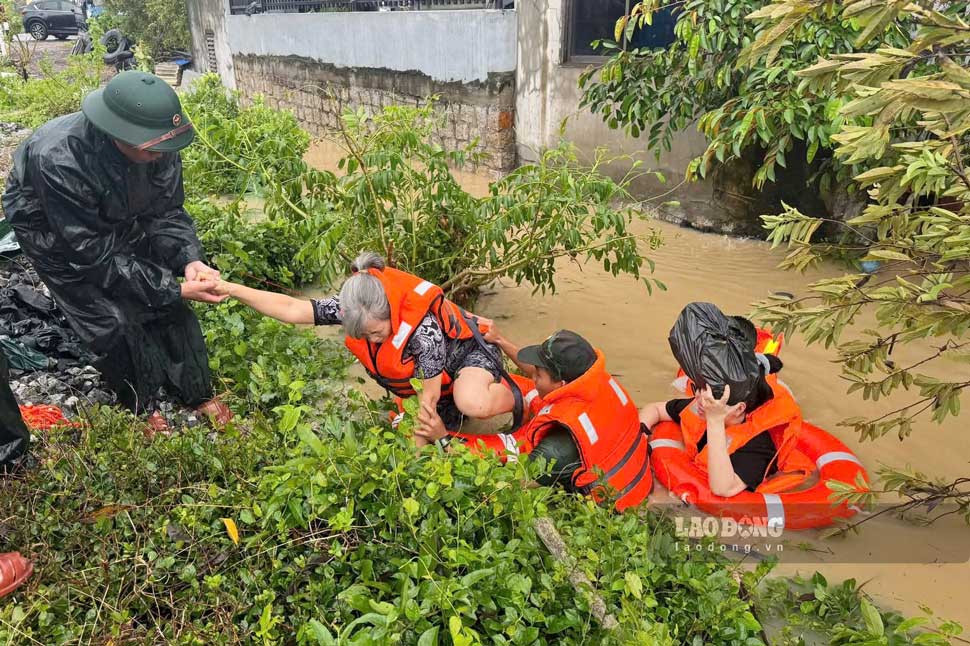 Luc luong chuc nang xa Tuy Phuoc cuu dan nguy nan trong vung lu. Anh: Hoai Phuong