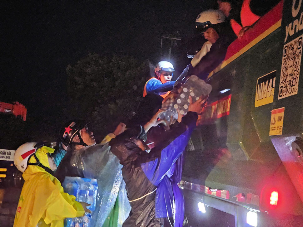 Mot so hinh anh cu tro, so tan nguoi dan co lap giua lu. Anh: Hoai Phuong