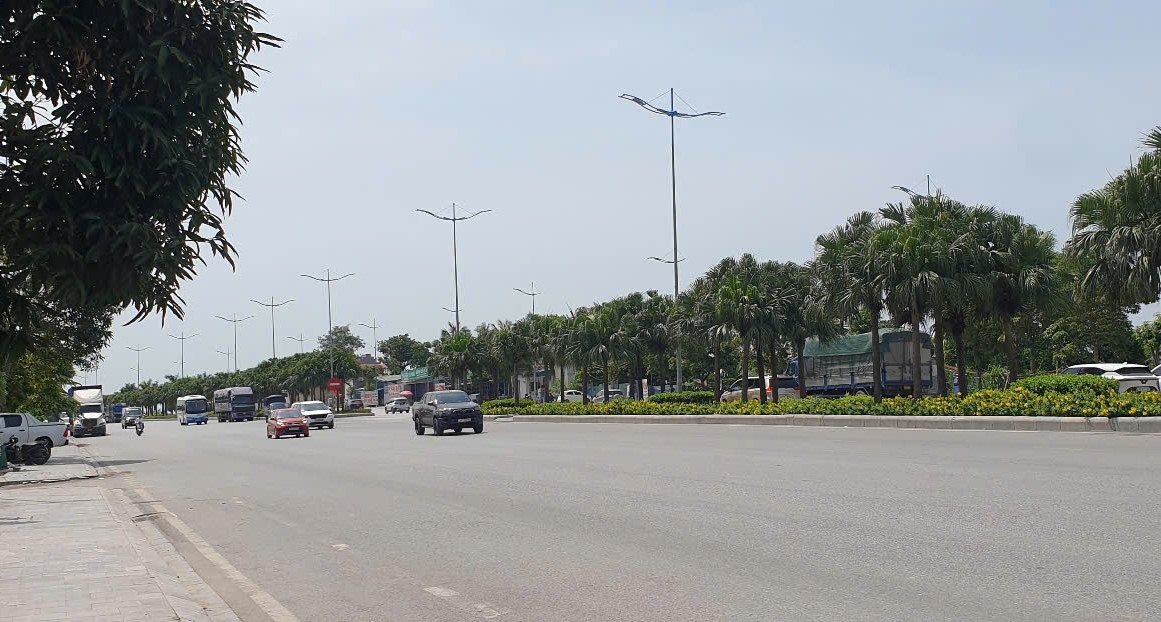 The 10-lane road - the gateway to Bai Chay Tourist Area, Quang Ninh province - is currently not managed by any unit. Photo: Nguyen Hung