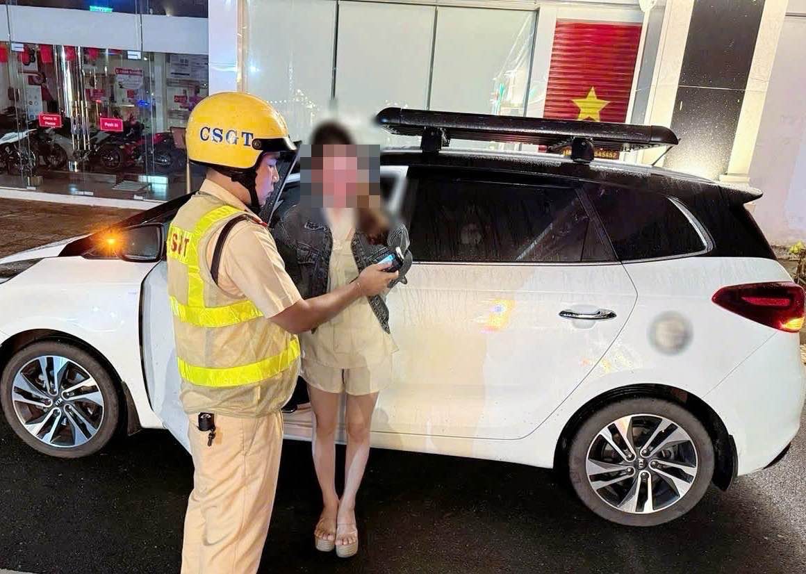 El equipo de trabajo realizo una medicion de alcoholemia para la conductora. Foto: Policia Provincial de Dong Nai