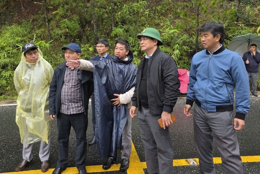 Chu tich UBND tinh Lam Dong Ho Van Muoi (doi mu xanh la cay) cung lanh dao cac so, kiem tra vu sat lo nghiem trong tai deo Mimosa. Anh: Phuc Khanh