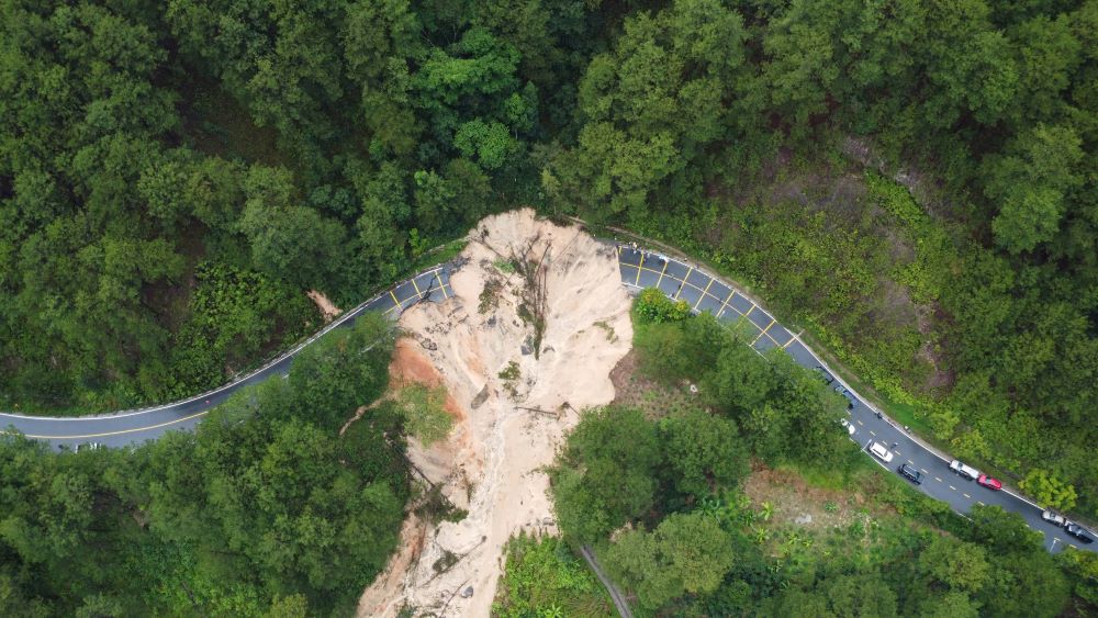 Hien truong diem sat lo tai deo Mimosa ghi nhan trong sang 20.11. Anh: Duy Tuan