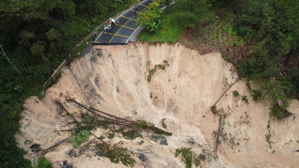 Can canh diem sat lo tren deo Mimosa. Anh: Duy Tuan