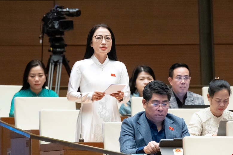 Dai bieu Tran Khanh Thu cho rang, khong the de 1 bac si duoc dao tao tu truong tuyen sinh 25-28 diem cung nhu 1 bac si trung tuyen tu hinh thuc xet tuyen hoac diem tuyen sinh chi 15 diem. Anh: Media Quoc hoi