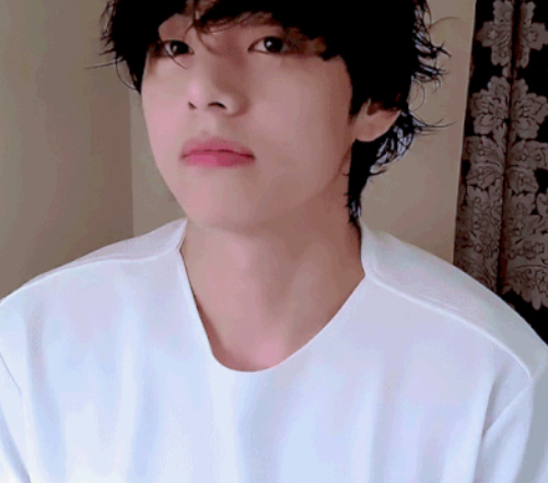 V trong mot livestream voi fan. Anh cat tu video