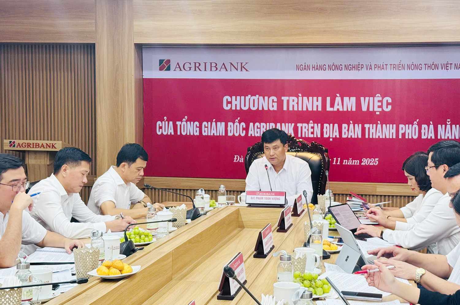 Pho Bi thu Dang uy, Thanh vien HDTV, Tong Giam doc Agribank Pham Toan Vuong cung doan cong tac lam viec nam bat tinh hinh cac don vi tren dia ban thanh pho Da Nang.