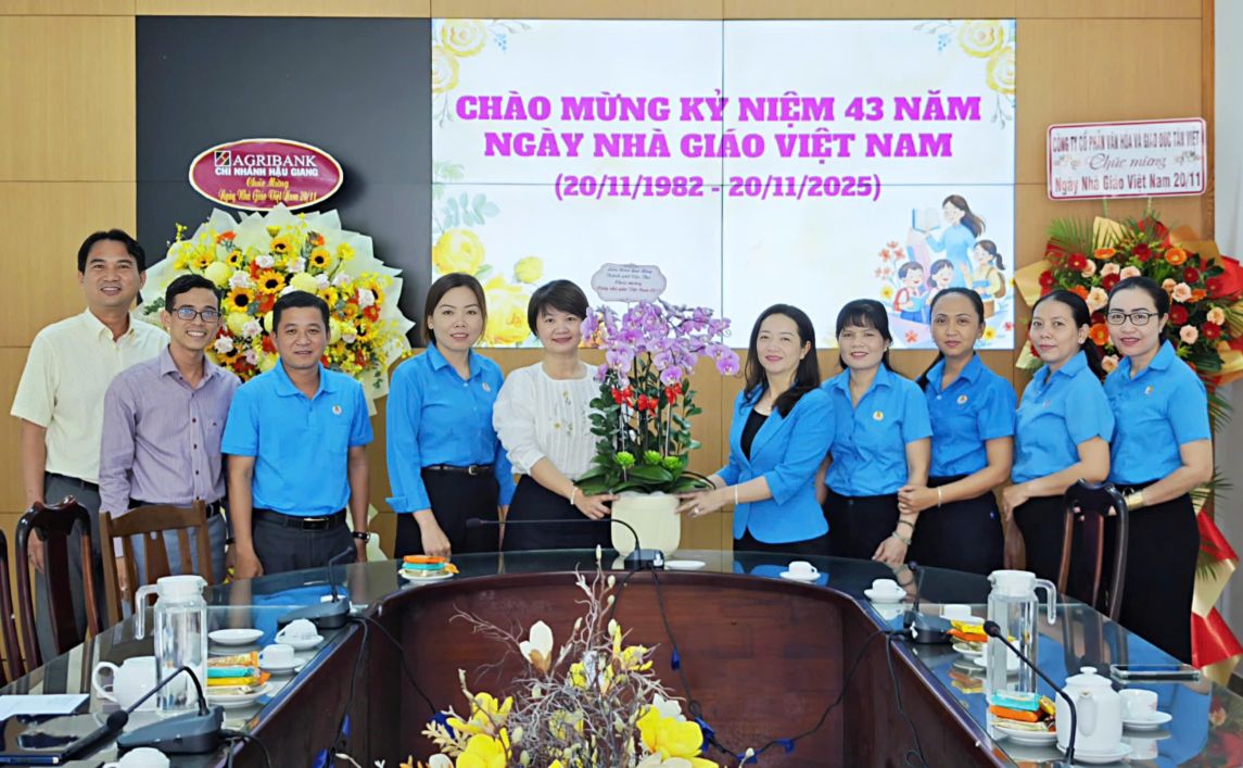 The leaders of the Can Tho City Labor Federation congratulated the City Department of Education and Training on Vietnamese Teachers' Day. Photo: Van Nhanh