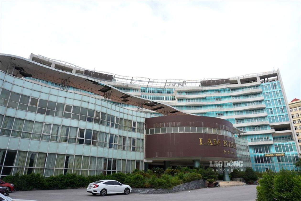 Many foreign individuals will have their exit temporarily suspended and are residing at Lam Kinh Hotel. Photo: Quach Du