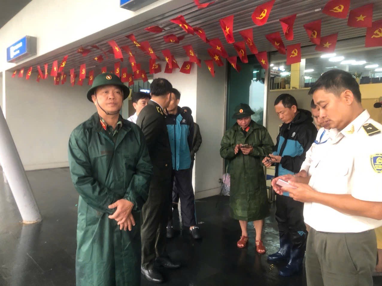 제5군구 헬리콥터 착륙 및 구조 준비를 위해 뚜이호아 공항 점검