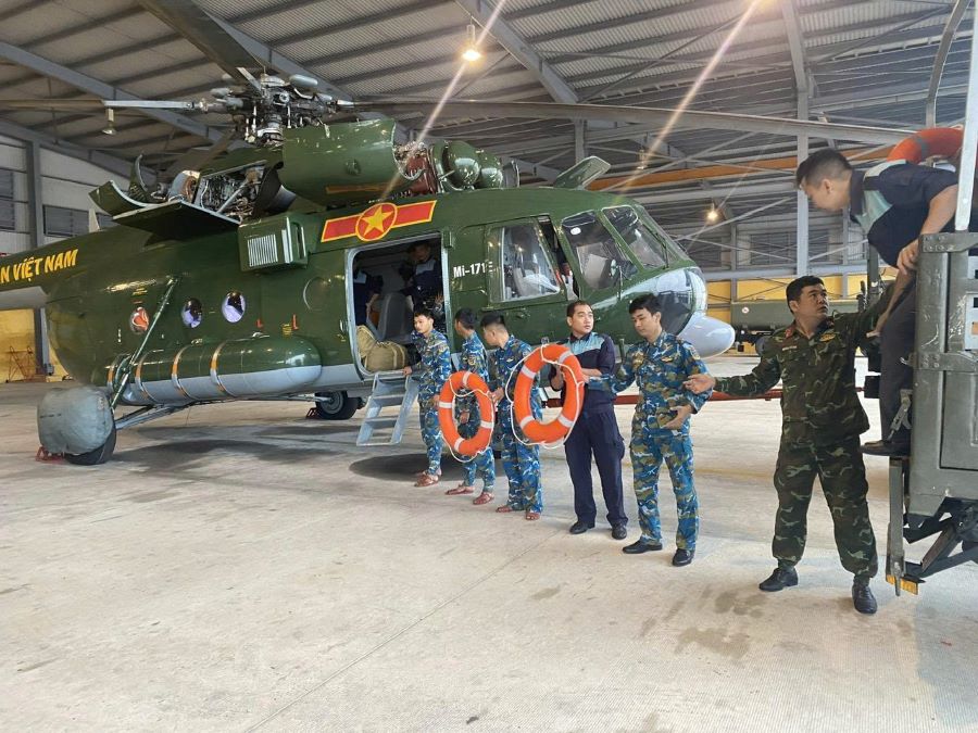 Military Region 5 has proposed that the Ministry of National Defense be ready with helicopters to respond when situations arise due to floods. Photo: Le Tay