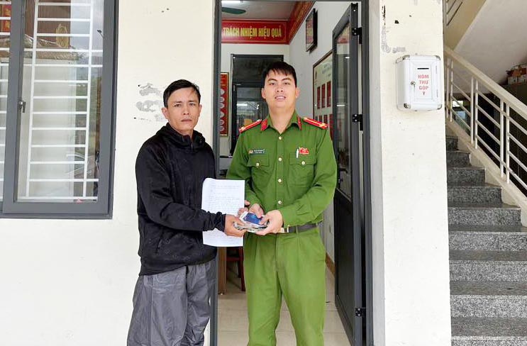 ランさんは忘れ物を取り戻しました。写真：ブンアン区警察.