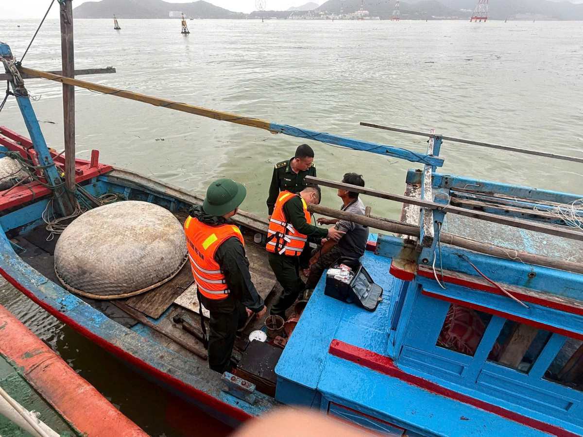 Khanh Hoa Border Guard forces support fishermen in distress. Photo: Khanh Hoa Border Guard