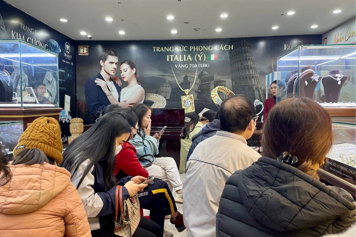 Le nombre de clients dans le magasin attendant la transaction d'or de bagues rondes au 2e etage. Photo : Ha Linh