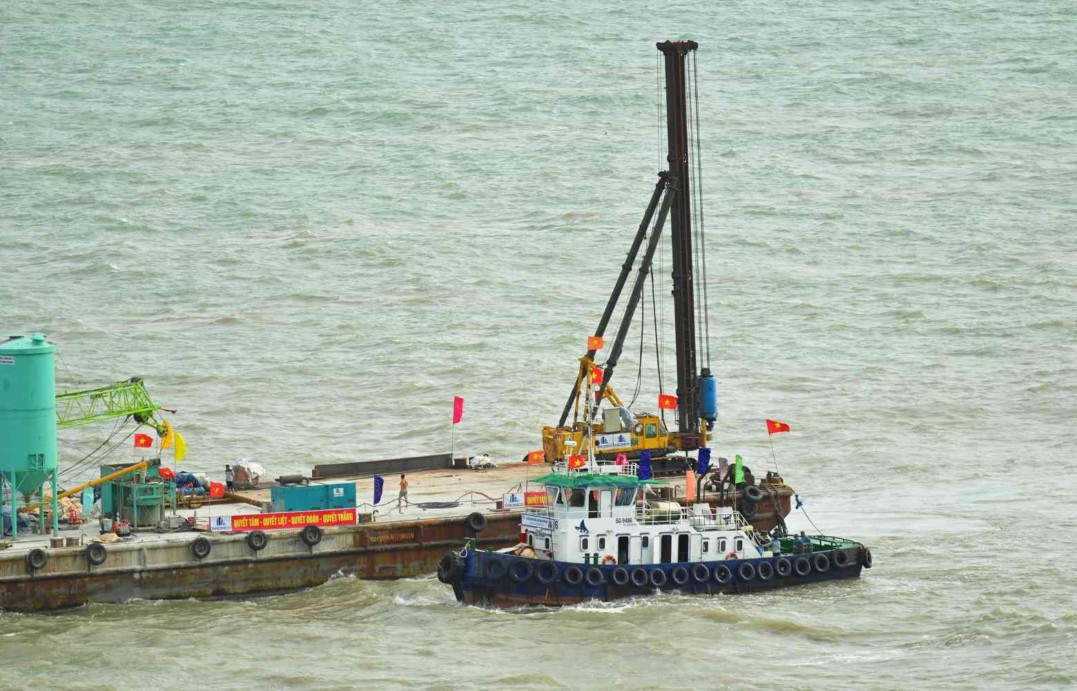 Cac don vi thi cong day nhanh tien do sau 2 thang khoi cong cac du an lien quan den Hon Khoai. Anh:Van Dong