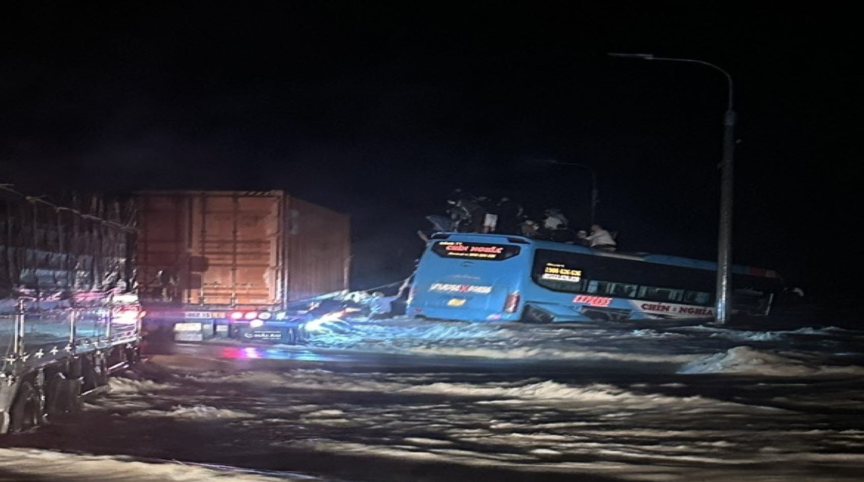 Chiec xe khach gap nan do nuoc lu chay siet. Anh: Cong an cung cap