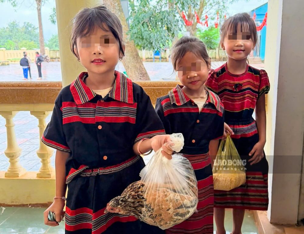 Hoc sinh den truong voi mon qua ma bo me chuan bi de tang thay co. Anh: Han Nguyen