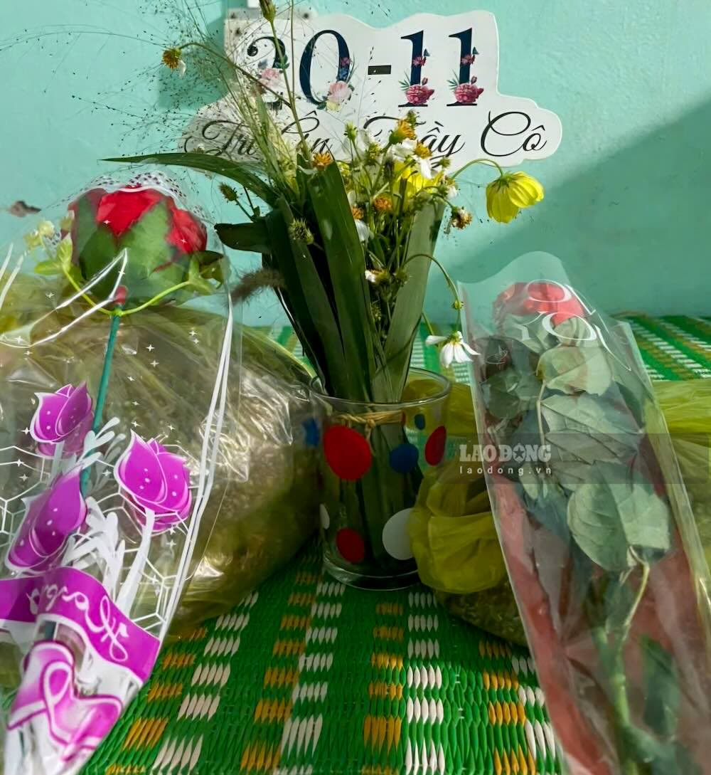 Nhung mon gian di cua hoc sinh danh tang cho thay co giao cong tac o khu vuc bien gioi. Anh: Han Nguyen