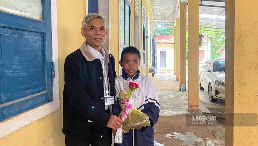 Tui gao nep do hoc sinh gui tang thay giao chu nhiem. Anh: Han Nguyen