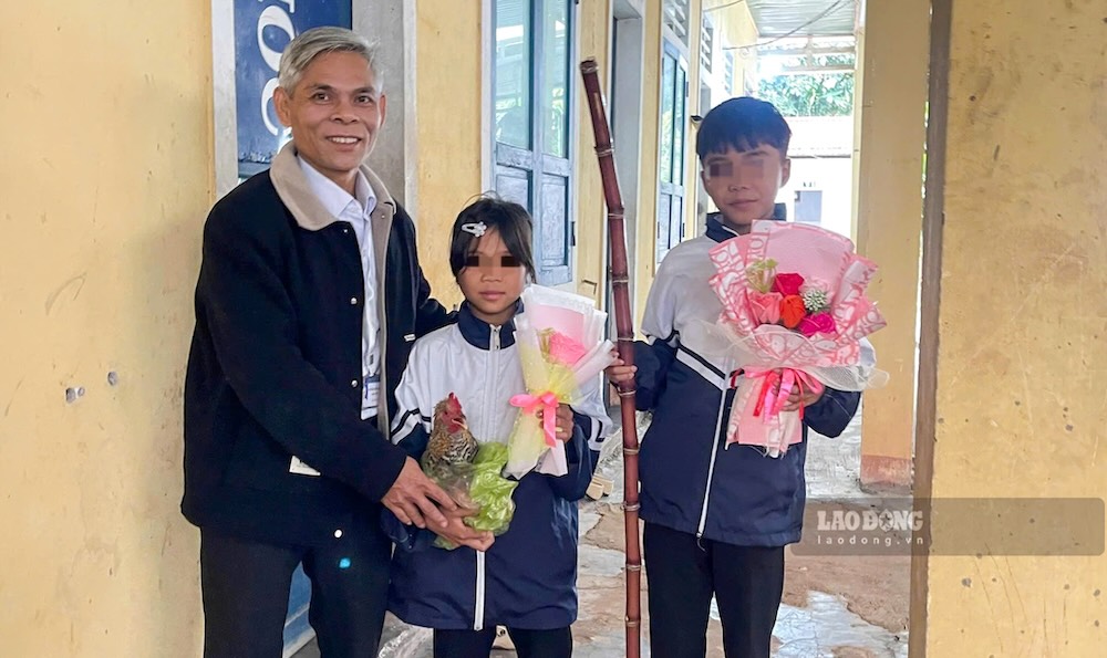 Teacher Nguyen Cong Sanh received a special gift on November 20 - a chicken, flowers and sugarcane from ethnic minority students. Photo: Han Nguyen