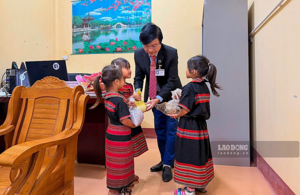 Thay giao Nguyen Mai Trong nhan qua 20.11 la gao nep, ga cua hoc sinh. Anh: Han Nguyen