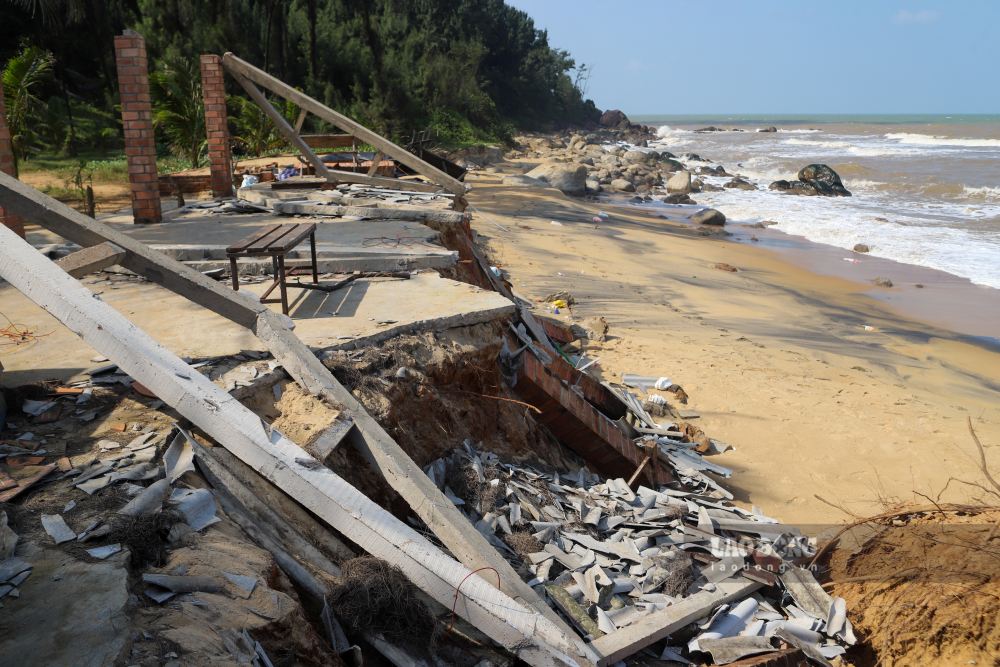 Truoc thuc te nay, UBND xa Vinh Loc da kien nghi TP Hue som khac phuc khan cap cac diem sat lo nghiem trong va bo tri ngan sach dau tu he thong ke, de bien kien co nham bao ve dan cu cung nhu khoi phuc lai bai bien Ham Rong.