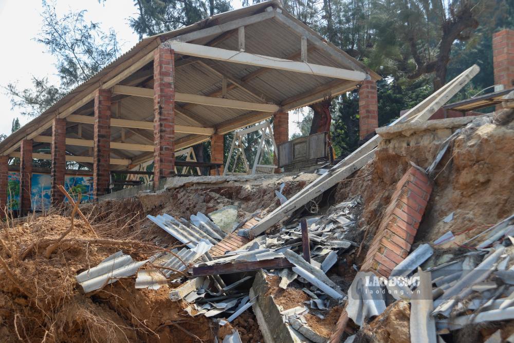 Theo lanh dao xa Vinh Loc, 4,1km bo bien da bi sat lo tu 5–7m, noi sau nhat den 10m sau cac dot mua lon va nuoc bien dang. Rieng thon 4 co 175 ho dan thi da co 14 ho bi tac dong truc tiep boi xam thuc.