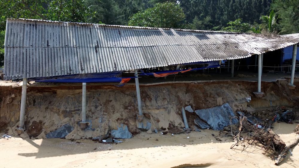 Ghi nhan cua phong vien Bao Lao Dong tai hien truong, nhieu nha hang ven  bien khong mot bong nguoi, khong co du khach cung khong co nguoi dan, cac noi deu dong cua im lim suot nhieu ngay nay.