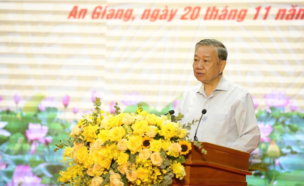 General Secretary To Lam gave a speech at the working session with the Coast Guard Region 4 Command. Photo: Tay Ho/An Giang Newspaper