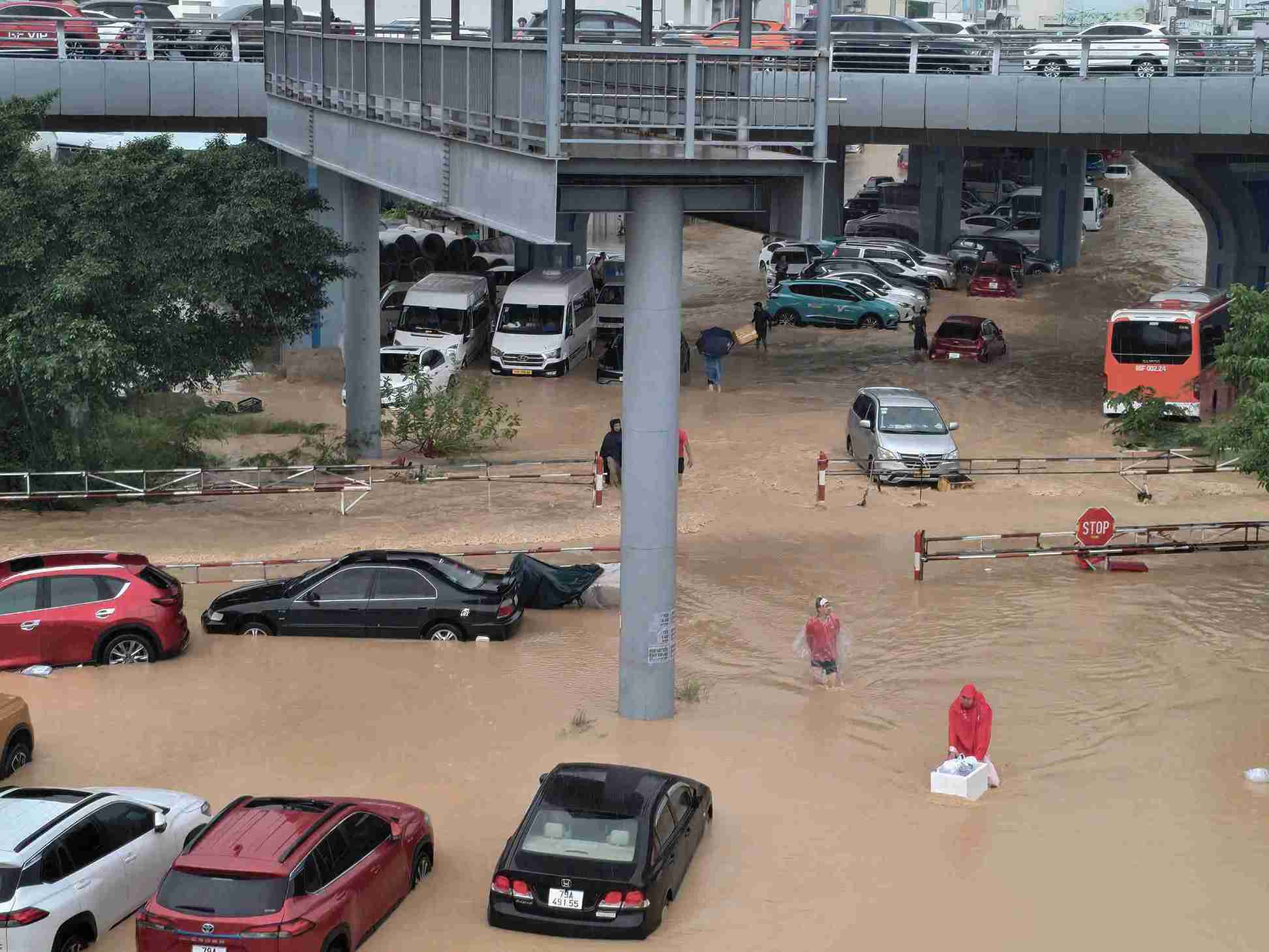 Nguoi dan dia phuong cho biet mua lon keo dai lien tuc tu chieu 19.11 den rang sang 20.11 khien nuoc dang rat nhanh, nhieu nguoi khong kip di chuyen tai san. Cac luc luong chuc nang van dang tuc truc tai cac vi tri xung yeu de ho tro so tan, dam bao an toan cho nguoi dan.