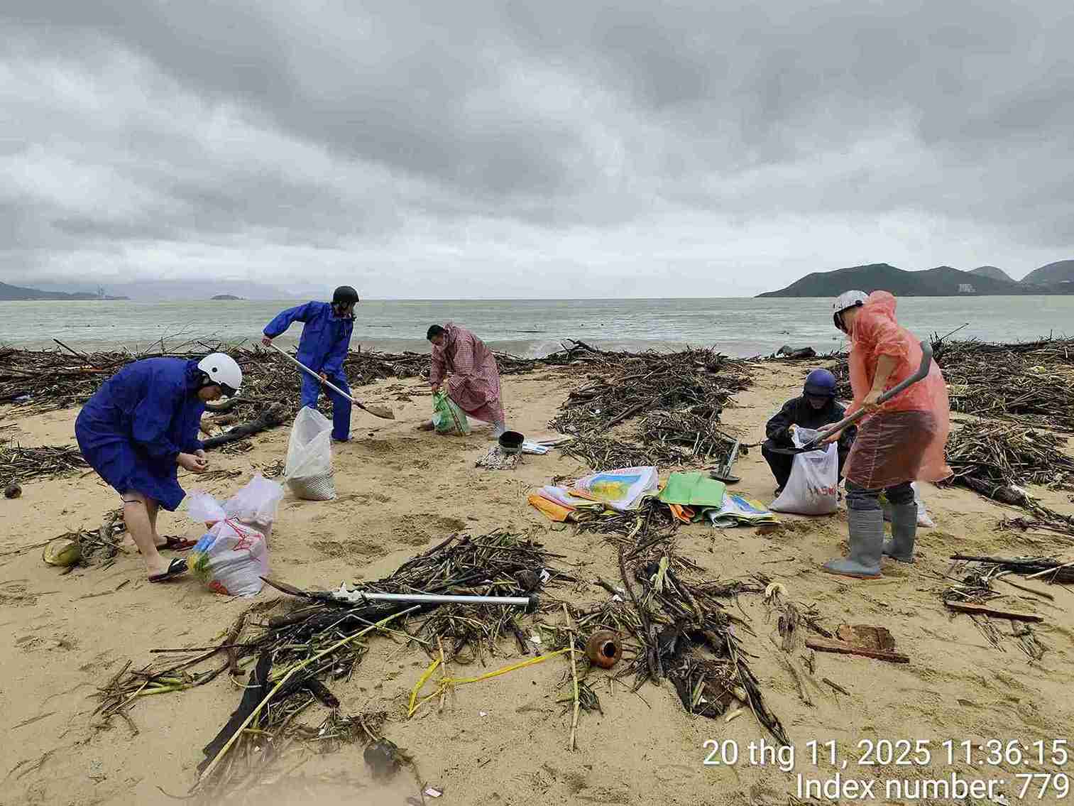 Lu lon tren cac song do ra bien Nha Trang, cuon theo hang nghin tan rac dat vao bo.