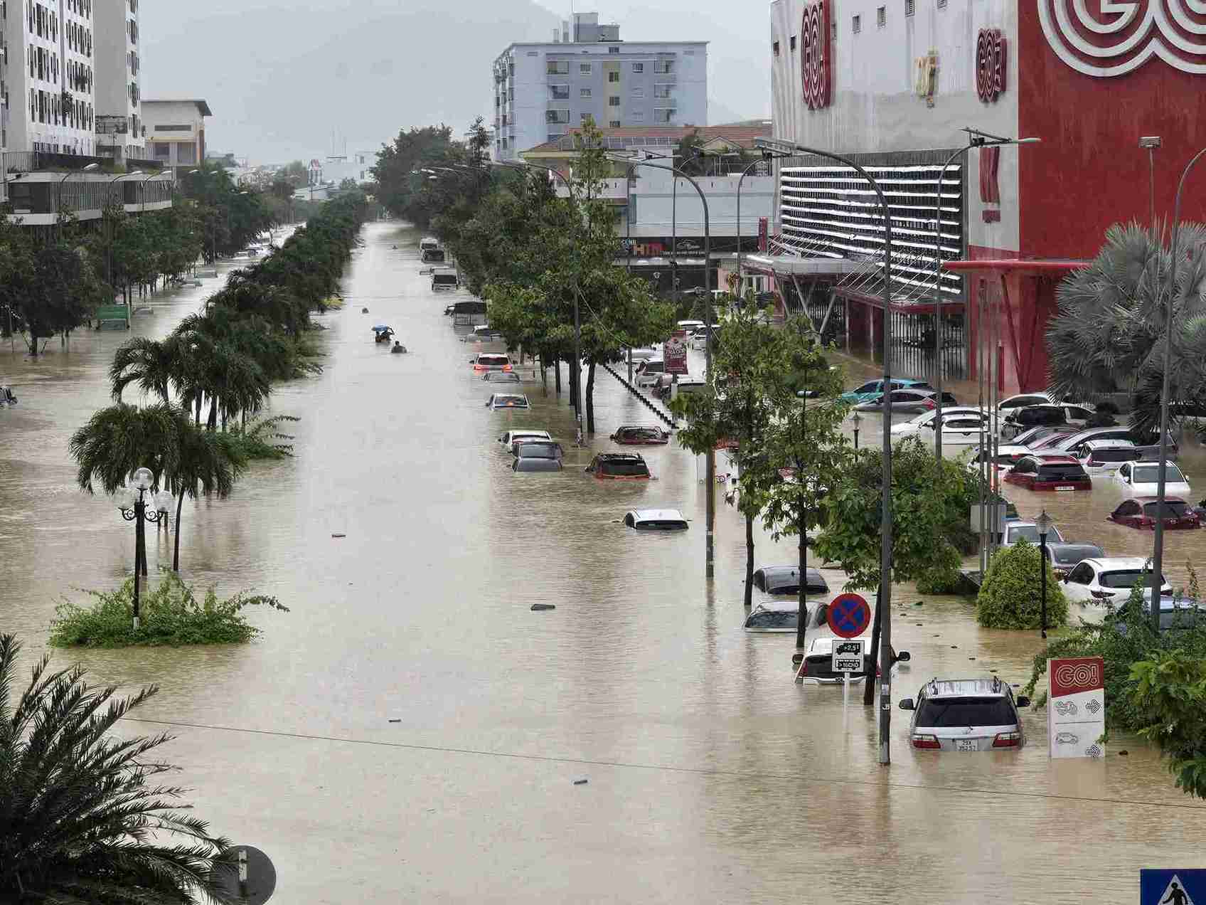 Dot mua lon keo dai ky luc, cong voi viec nhieu ho chua dong loat xa lu, da khien nhieu dia phuong tren dia ban tinh chim sau trong nuoc. 