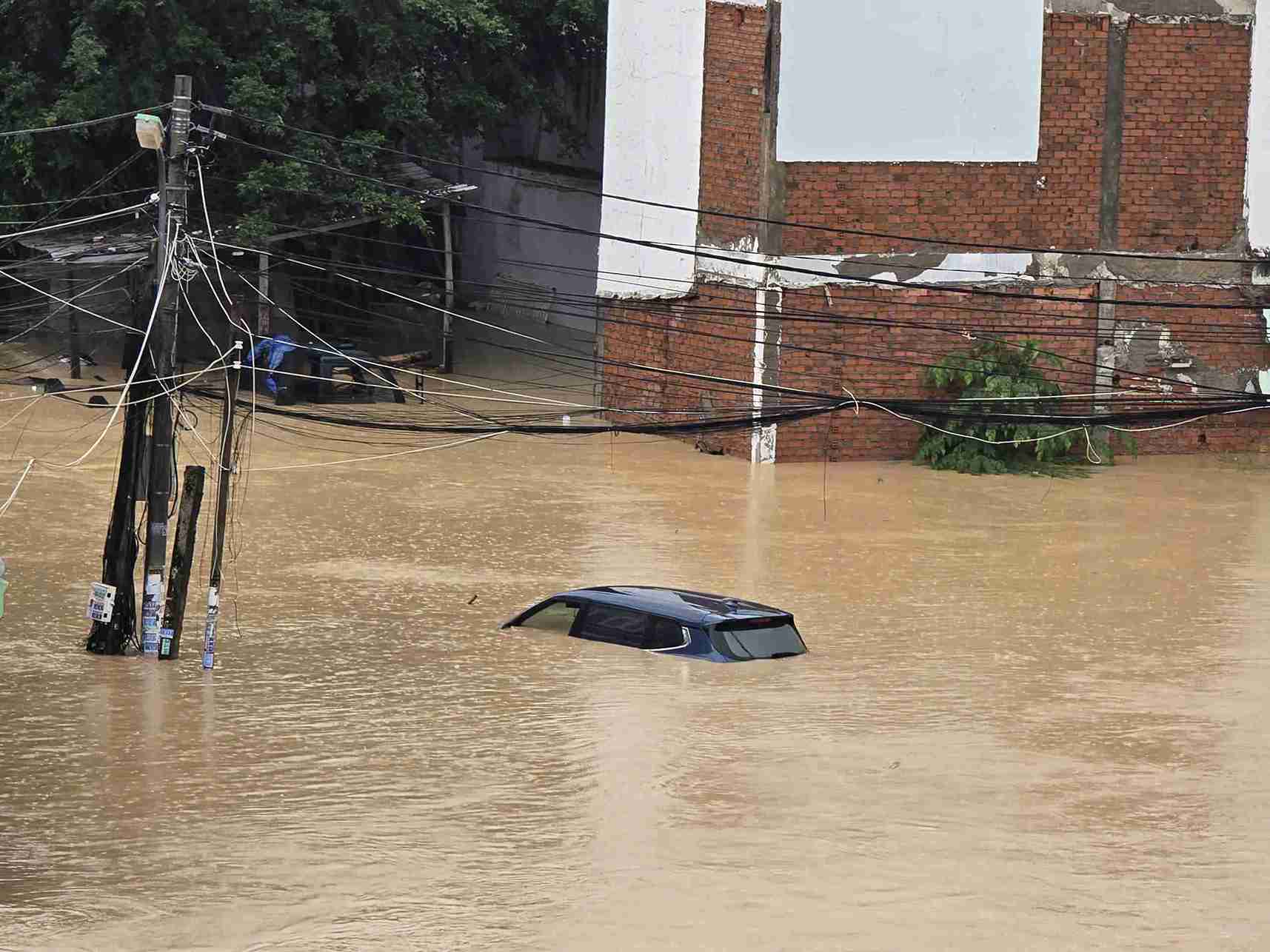 Thousands of houses and hundreds of cars in Nha Trang were submerged in water.