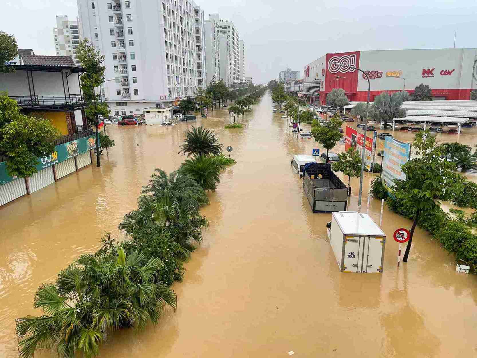 Hang tram o to dau qua dem bi nuoc lu nhan chim gan nhu hoan toan. Nhieu chu xe sang nay quay lai chi biet bat luc nhin phuong tien nam ngon ngang giua mat nuoc duc, tao nen canh tuong hon loan va xot xa.  