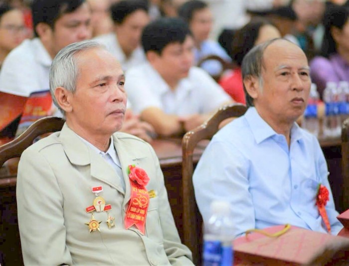 Thay Hoang Ngoc Vinh cho biet: “Nghe giao la nghe dac biet, nhung nguoi thay nguoi co khong chi det tri thuc, ma con det nen ca uoc mo cuoc doi cua tung the he hoc tro“. (Anh: Song Han - trong anh la thay Hoang Ngoc Vinh (ben trai) trong mot hoat dong ky niem ngay nha giao Viet Nam).