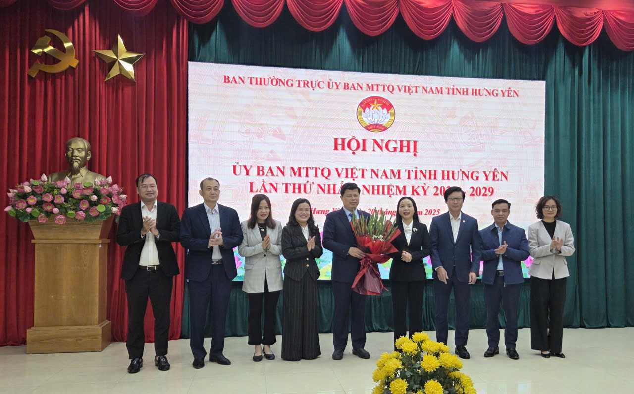 El Comite Permanente del Comite del Partido de la provincia de Hung Yen entrega flores para felicitar al Sr. Tran Quoc Toan. Foto: Duy Hung