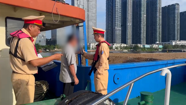 호치민시 교통 경찰 수상 운송 활동 개선을 위해 순찰 강화