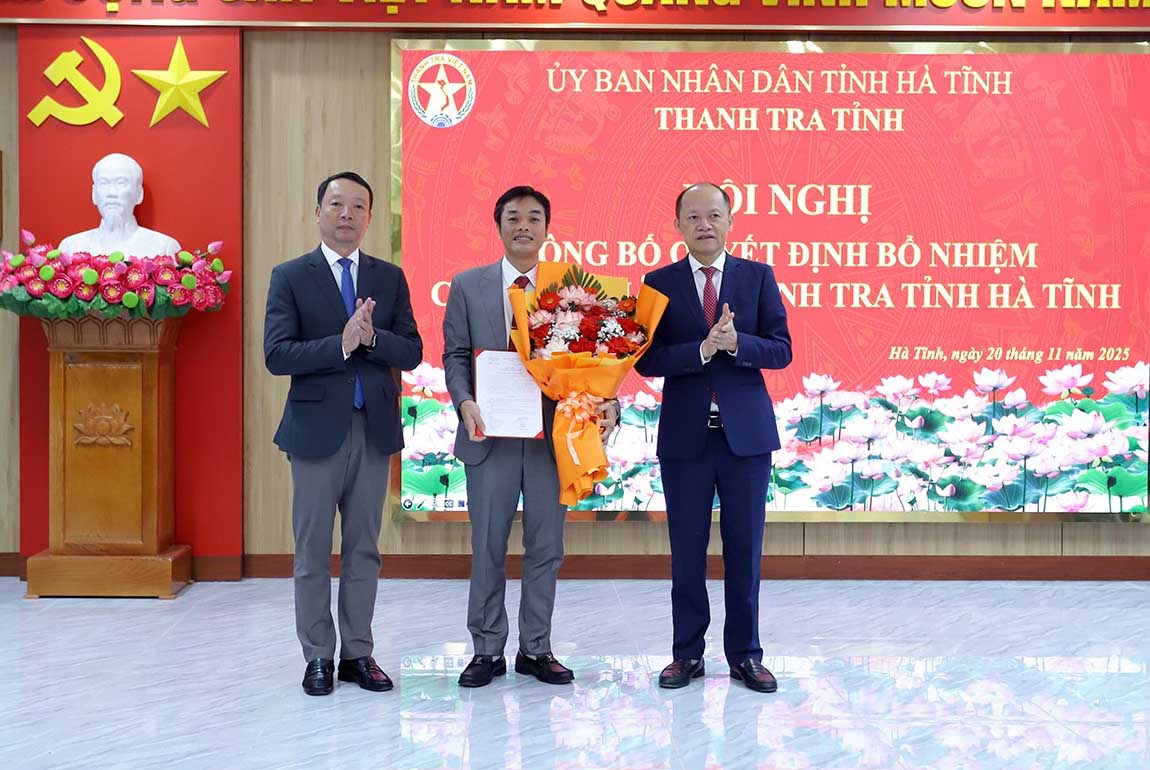 Mr. Le Anh Son received the decision to appoint him as Chief Inspector of Ha Tinh province. Photo: Duc Van.