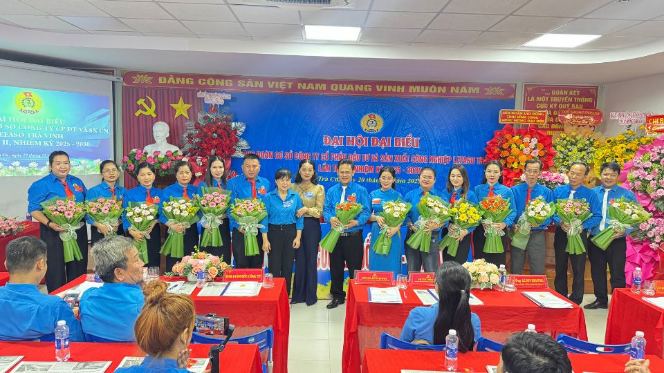 The Provincial Federation of Labor presented flowers to congratulate the Executive Committee for the new term, encouraged the collective to continue to promote their representative role and care for union members. Photo: Hoang Loc