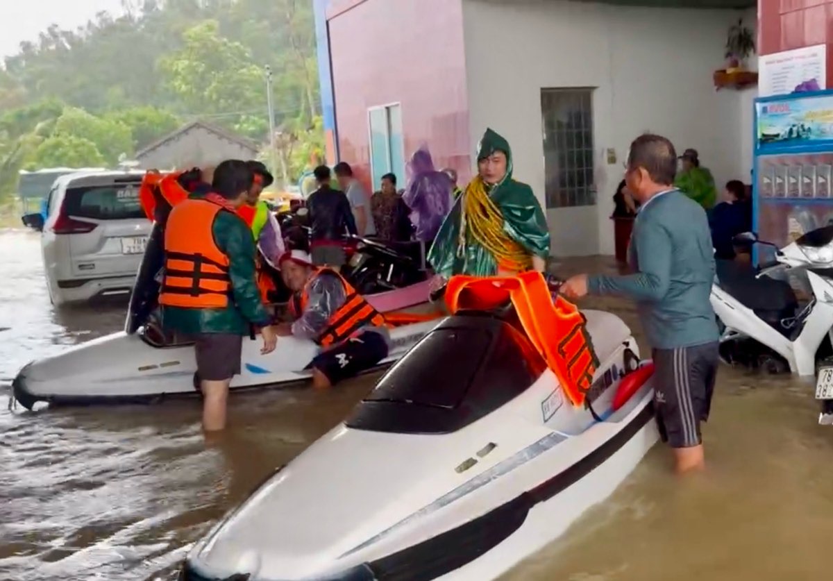 Nap nhien lieu cho moto nuoc de ho tro cuu ho nguoi dan. Anh: Duy Tuan 