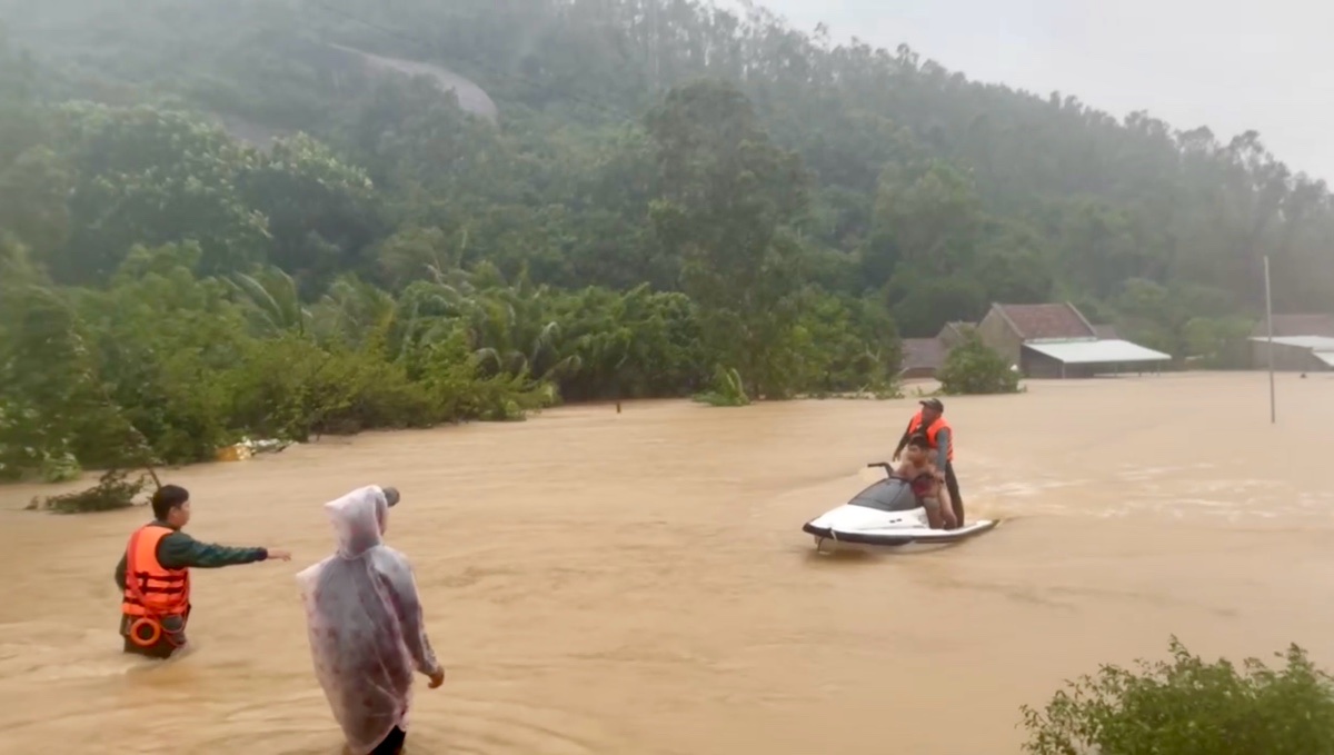 Moto nuoc dua nguoi dan ra khoi vung ngap sau o Dak Lak. Anh: Duy Tuan 