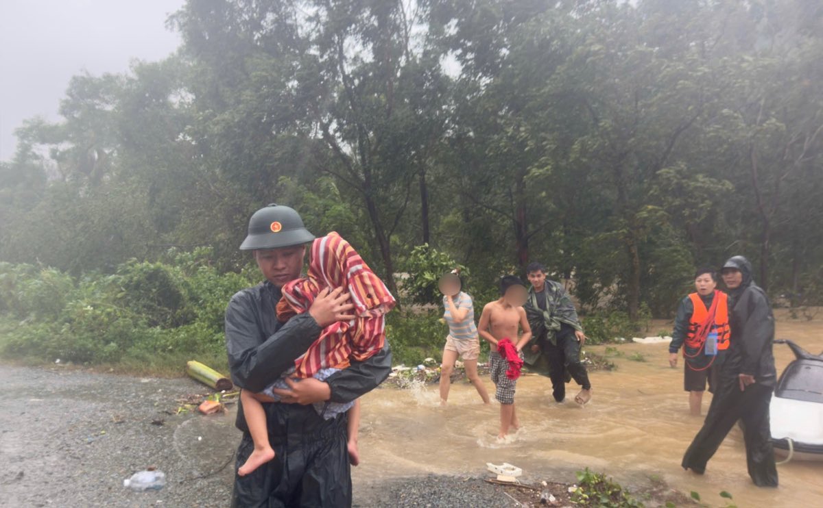 Cac tre em duoc cuu ra khoi vung ngap sau. Anh: Duy Tuan 
