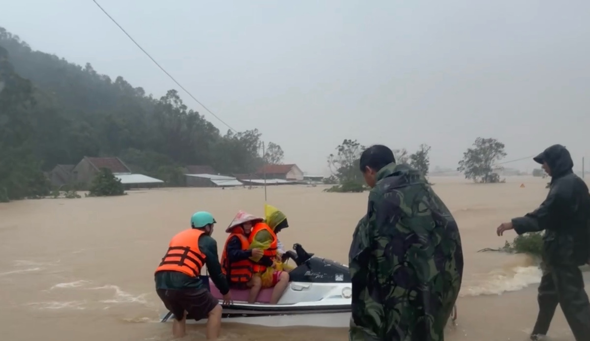 Nguoi dan duoc cuu ho ra khoi khu vuc co lap do ngap lut. Anh: Duy Tuan 